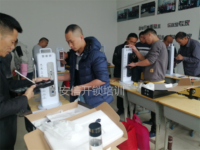 实操教室墙面挂满证书与牌匾，学员在台前练习