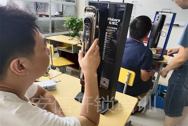学员在智能门锁演示台前操作面板