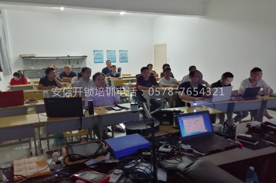 电脑教室里学员成排坐在电脑前操作